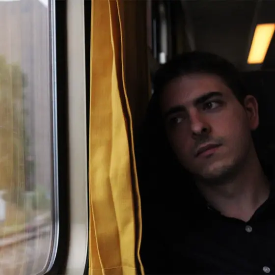 Oliver, el de Nostalgic Play, junto a una ventana