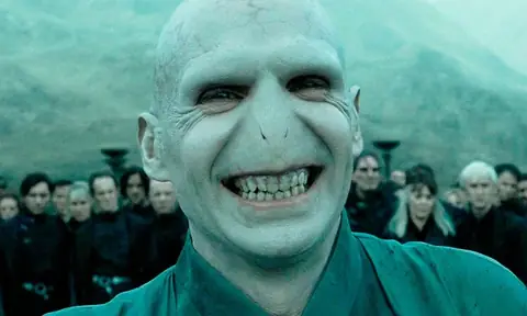 Voldemort sonriendo